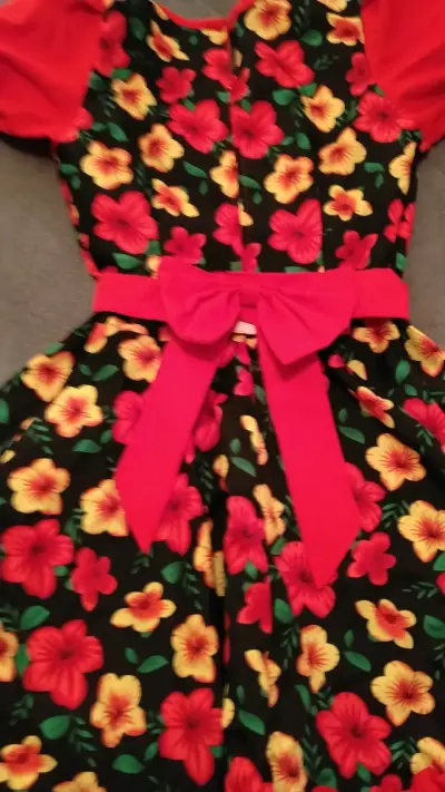 Vestido de niña con flores y volantes - miniatura 2