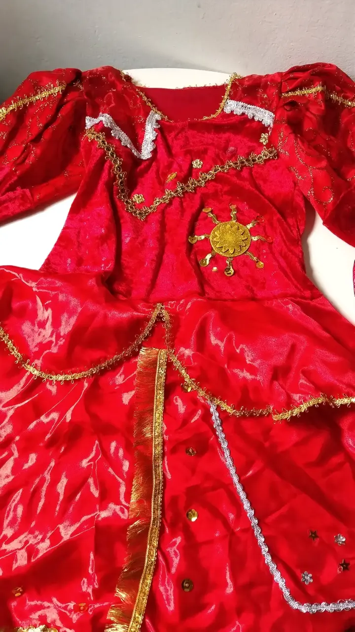 Vestido de niña con flores y volantes - 3