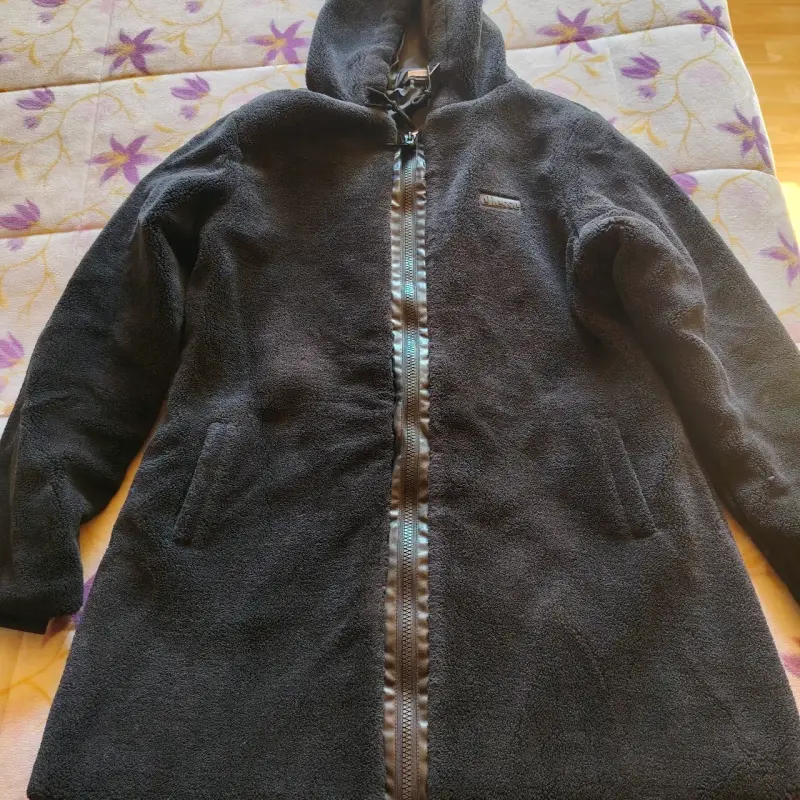 Abrigo de corderito polar negro con capucha - 1