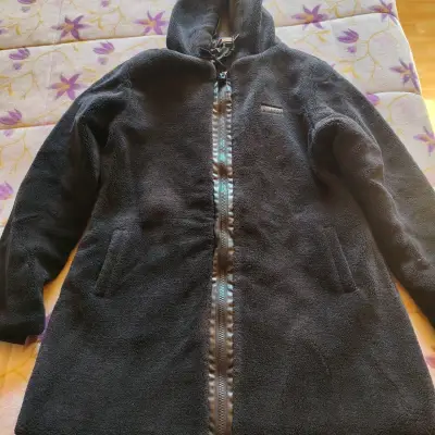 Abrigo de corderito polar negro con capucha - miniatura 1