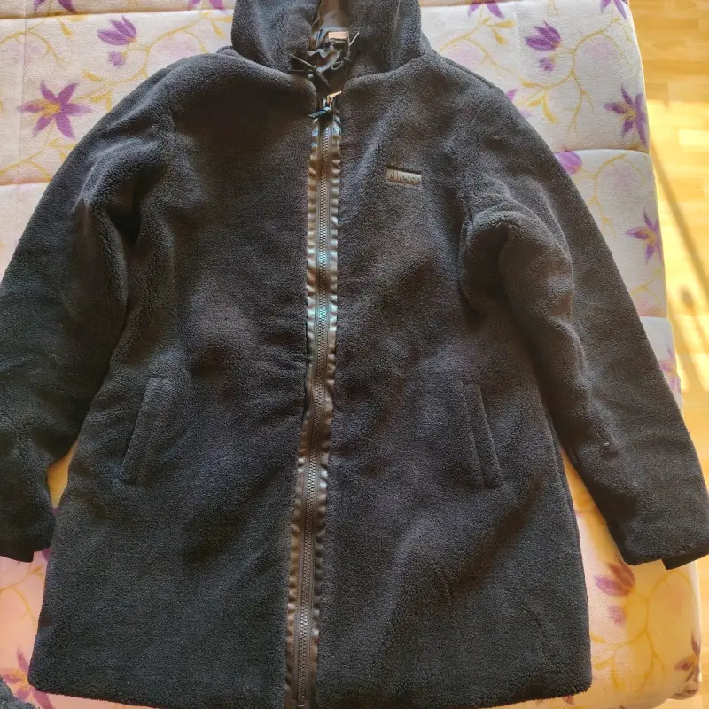 Abrigo de corderito polar negro con capucha - 2