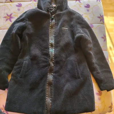 Abrigo de corderito polar negro con capucha - miniatura 2