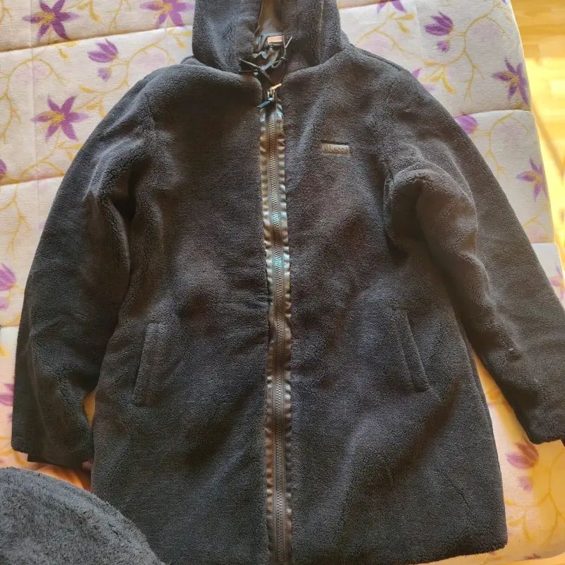 Abrigo de corderito polar negro con capucha - 3