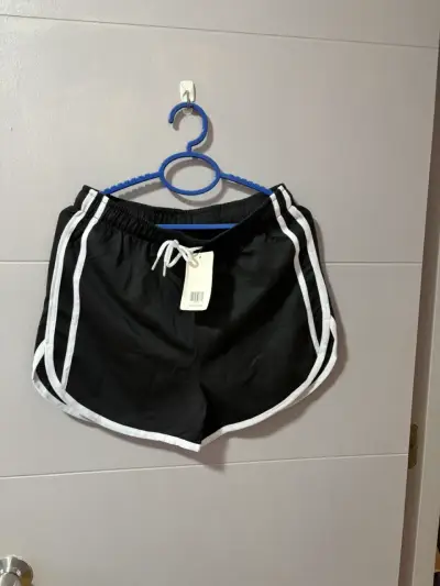 Shorts deportivos negros con franjas blancas - miniatura 1