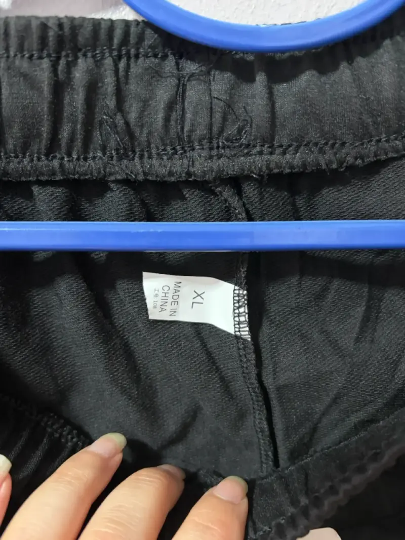 Shorts deportivos negros con franjas blancas - 2