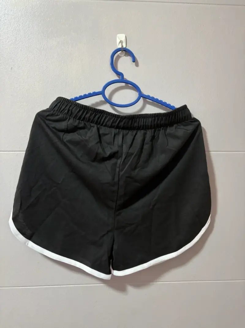 Shorts deportivos negros con franjas blancas - 4