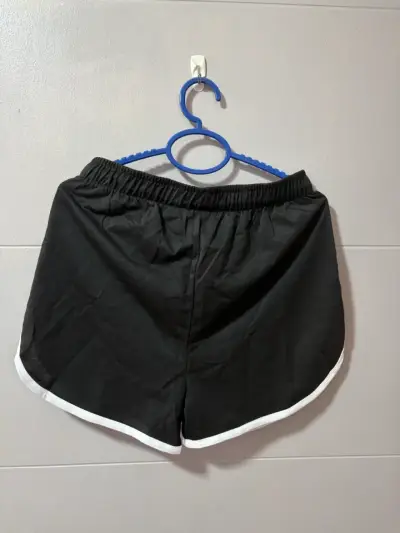 Shorts deportivos negros con franjas blancas - miniatura 4
