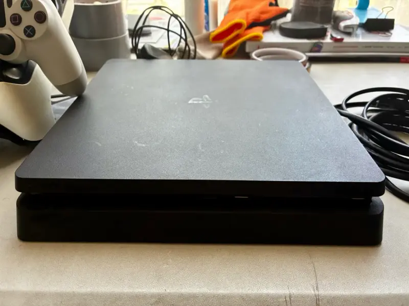 PlayStation 4 con control, cargador y cables - 1