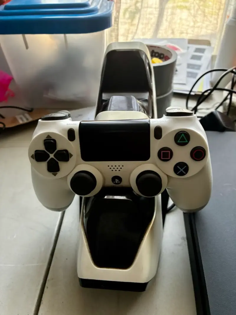 PlayStation 4 con control, cargador y cables - 2