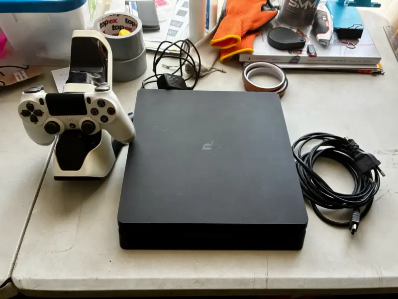 PlayStation 4 con control, cargador y cables - 3