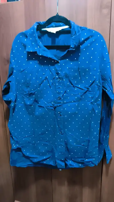 Camisa azul de lunares Old Navy talla L - miniatura 1