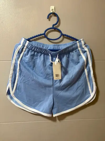 Shorts deportivos azules con ribetes blancos - miniatura 1