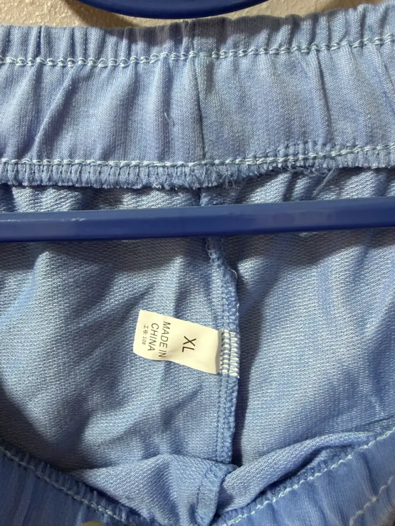 Shorts deportivos azules con ribetes blancos - 2