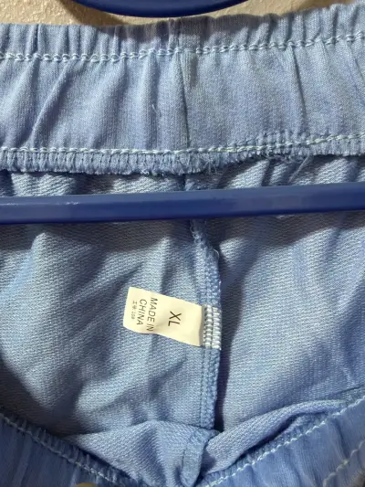 Shorts deportivos azules con ribetes blancos - miniatura 2