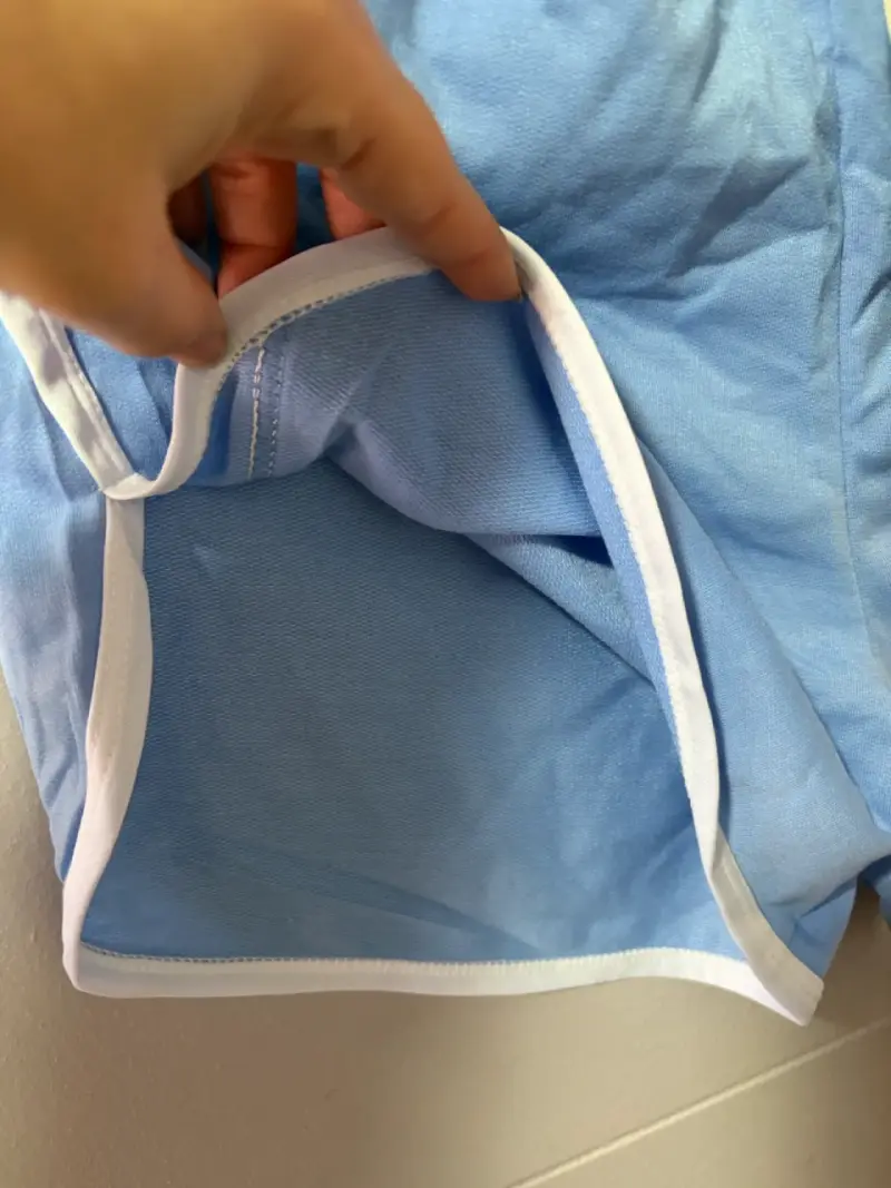 Shorts deportivos azules con ribetes blancos - 3