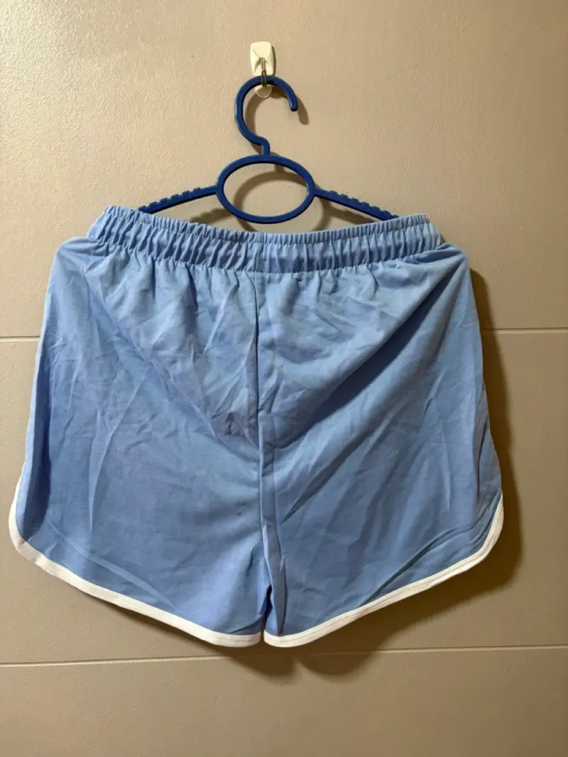 Shorts deportivos azules con ribetes blancos - 4