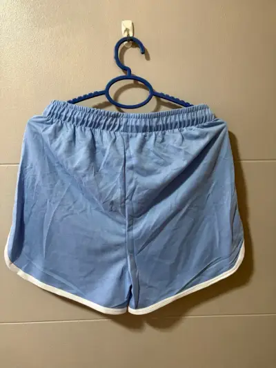 Shorts deportivos azules con ribetes blancos - miniatura 4