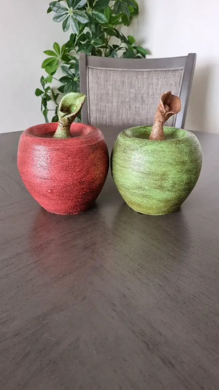 Decoración de manzanas de greda en rojo y verde
