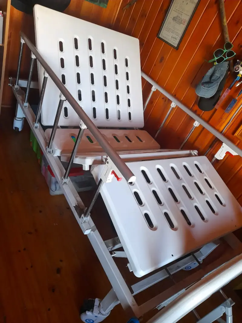 Cama clínica ajustable con barandas - 1