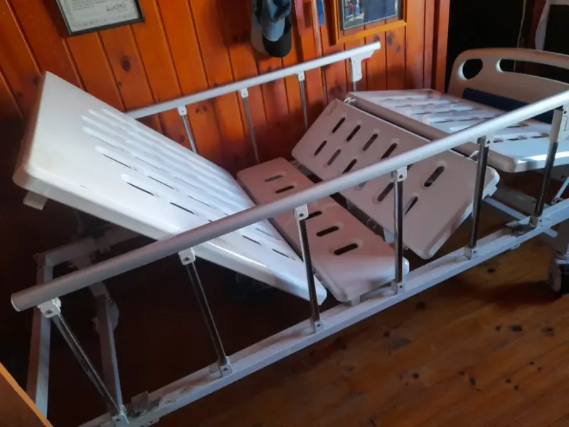 Cama clínica ajustable con barandas - 2
