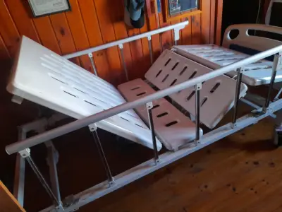 Cama clínica ajustable con barandas - miniatura 2
