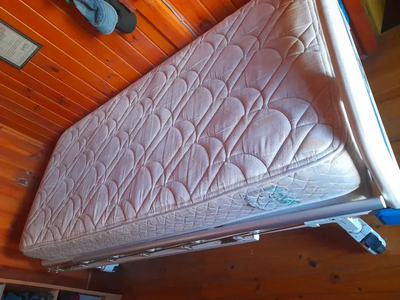 Cama clínica ajustable con barandas - 3