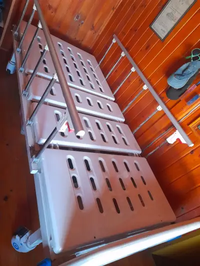 Cama clínica ajustable con barandas - miniatura 4