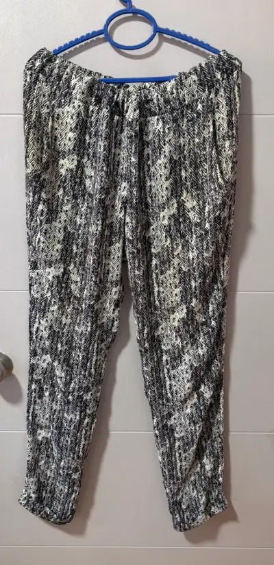 Pantalones estampados blanco y negro para mujer - miniatura 1