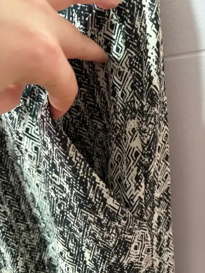 Pantalones estampados blanco y negro para mujer - miniatura 2
