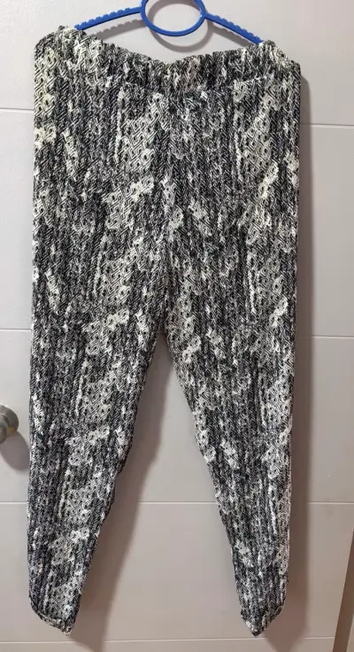 Pantalones estampados blanco y negro para mujer - miniatura 5