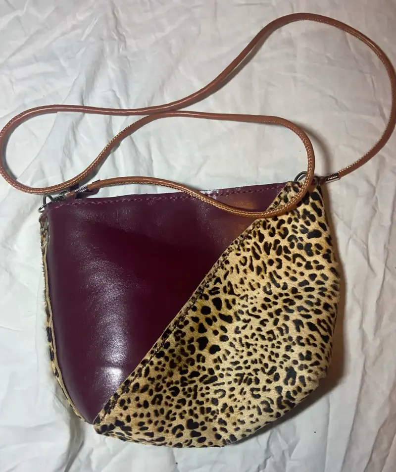 Cartera de cuero con diseño animal print