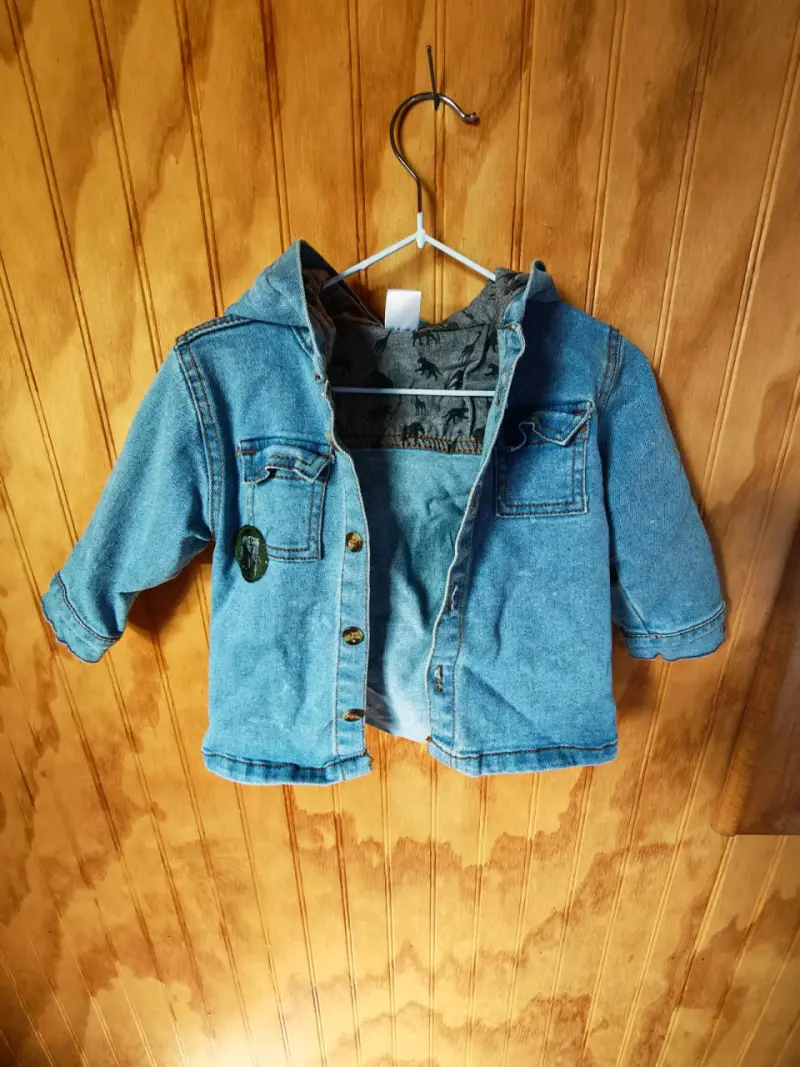 Chaqueta de mezclilla para niño con capucha