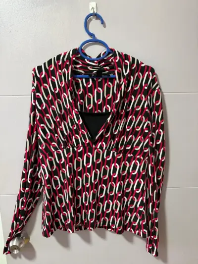 Blusa estampada de cadenas en rojo y negro - miniatura 1