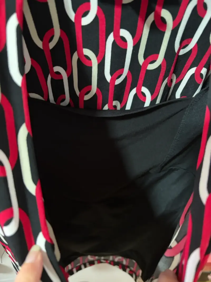 Blusa estampada de cadenas en rojo y negro - 3
