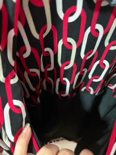 Blusa estampada de cadenas en rojo y negro - miniatura 4