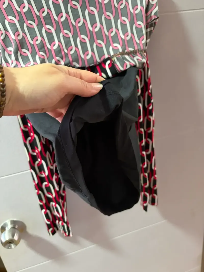 Blusa estampada de cadenas en rojo y negro - 5
