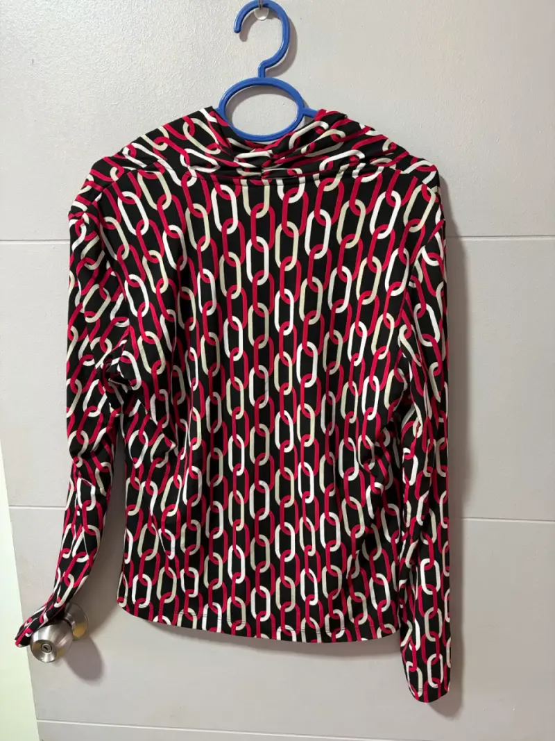 Blusa estampada de cadenas en rojo y negro - 6