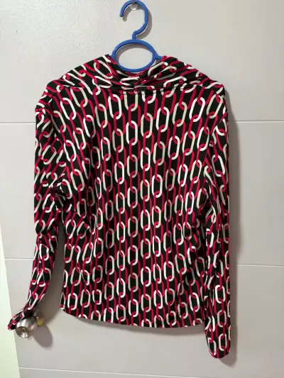 Blusa estampada de cadenas en rojo y negro - miniatura 6