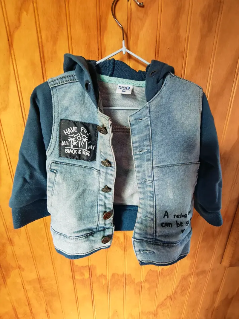 Chaqueta de mezclilla para bebé con capucha