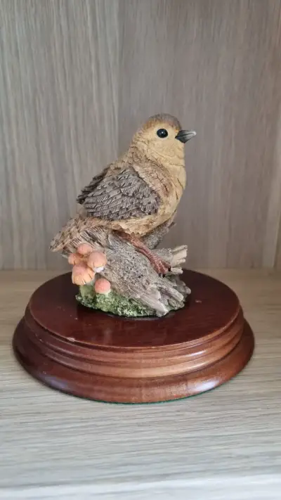 Figura decorativa de pájaro en base de madera - miniatura 1