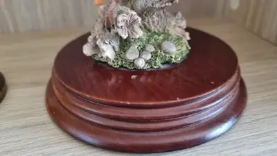 Figura decorativa de pájaro en base de madera - miniatura 2