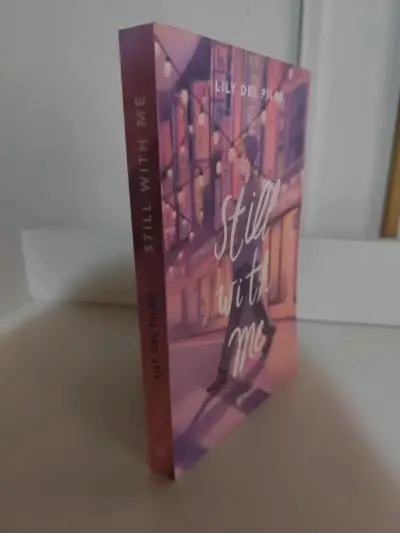 Libro 'Still With Me' de Lily Del Pilar - miniatura 1