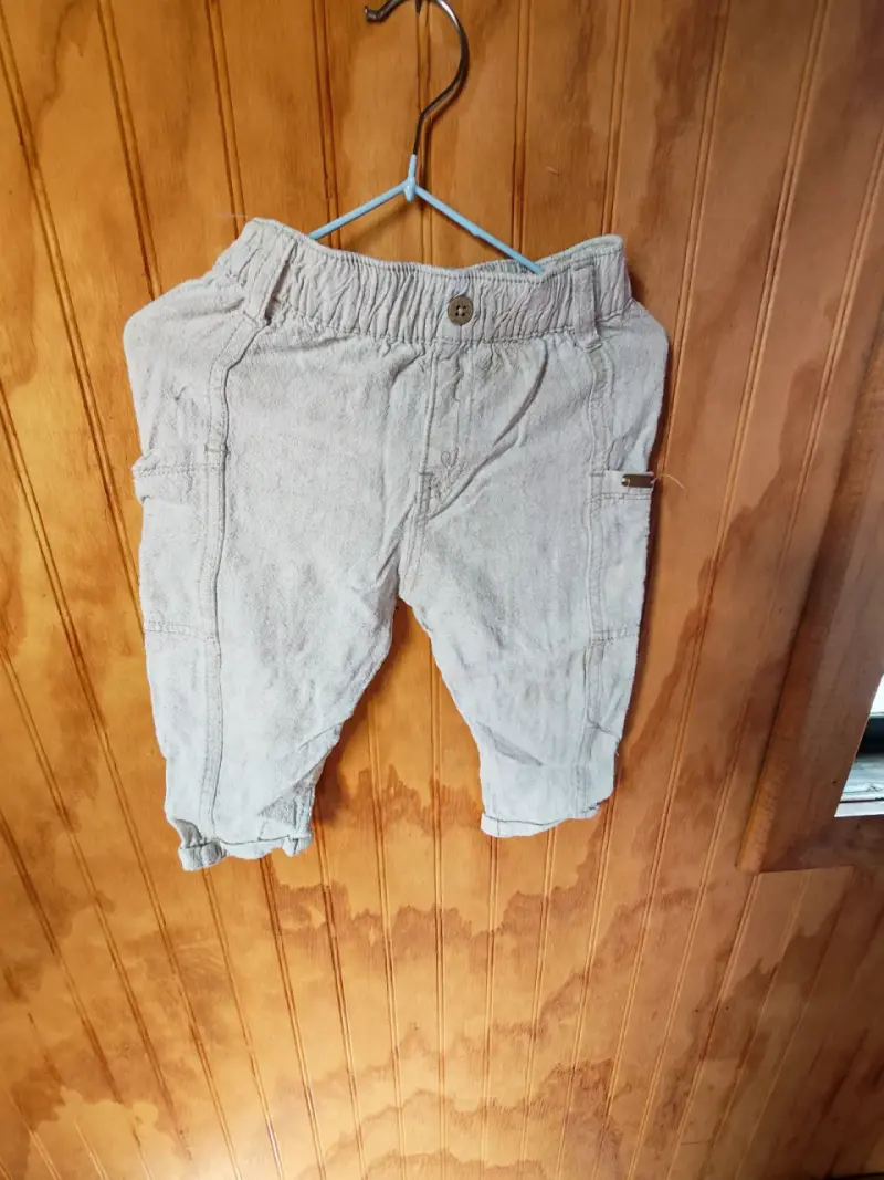 Pantalones de bebé color beige con elástico