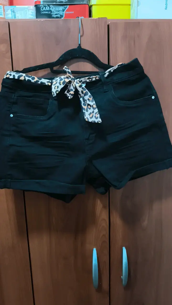 Shorts negros con cinturón animal print - 1