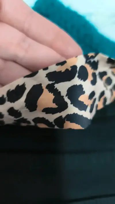 Shorts negros con cinturón animal print - miniatura 3