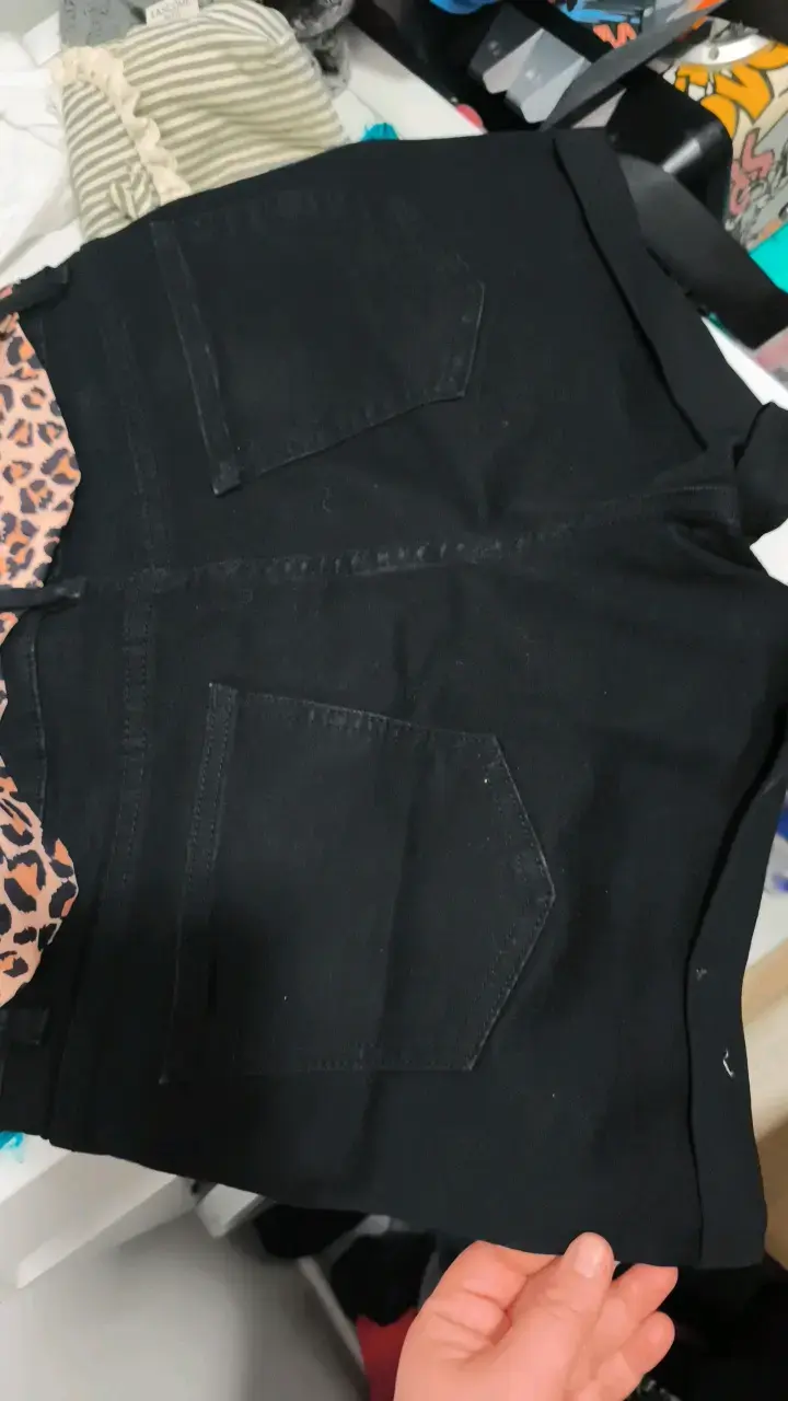 Shorts negros con cinturón animal print - 4