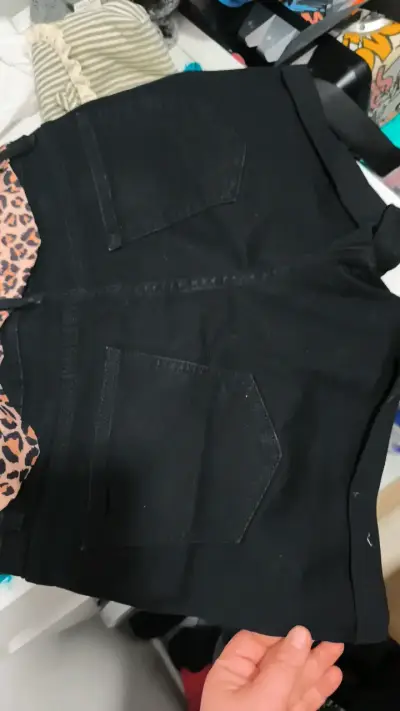 Shorts negros con cinturón animal print - miniatura 4