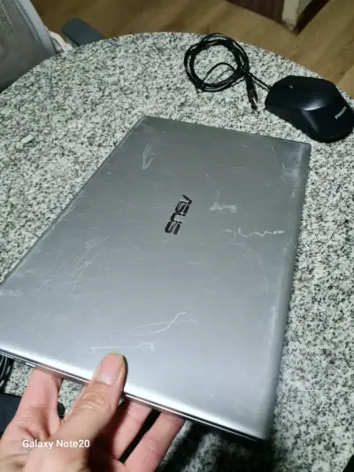 Laptop ASUS VivoBook lista para usar - miniatura 2