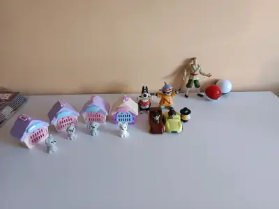 Lote de figuras de acción y juguetes variados - miniatura 1
