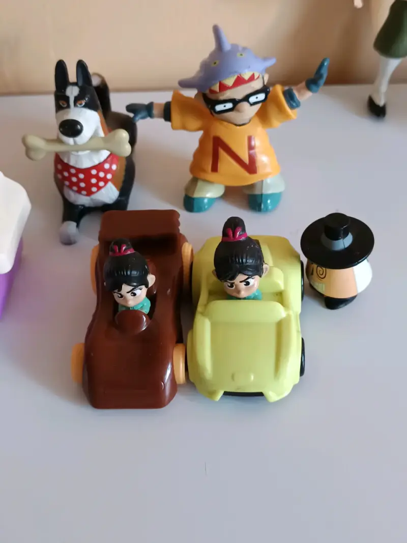 Lote de figuras de acción y juguetes variados - 2